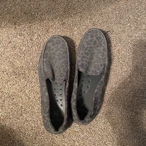 Gray leopard print crocs size 9